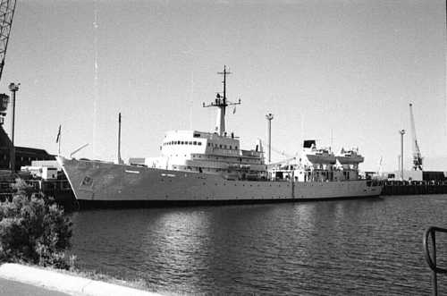 HMAS Moresby at Stirling Base, WA, 1984 (Photo: Graeme Andrews)