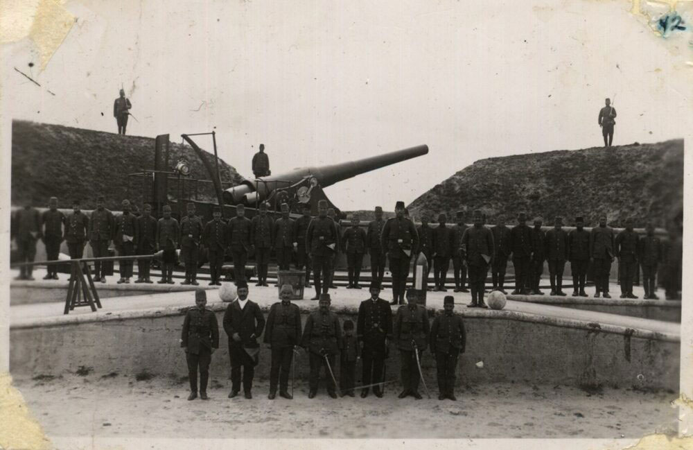 An Ottoman redoubt of the Dardanelles Fortified Area. The weapon is possibly a German-made 28 cm K L/40 on a coast defense mount. ((Wikipedia)