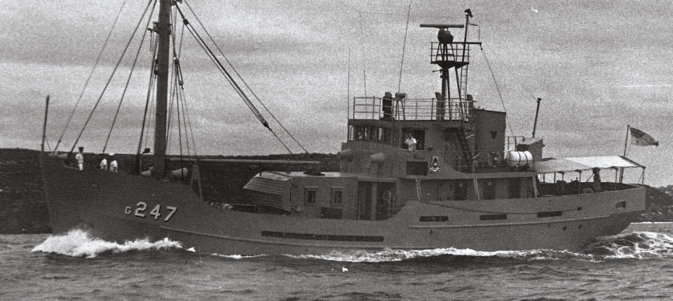 2715. HMAS BASS 1960, inbound 1977. SHF Coll.