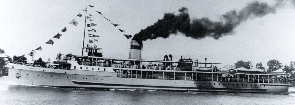 4733. DOOMBA @ Brisbane (see HMAS), 1919-1947. SHF Coll.