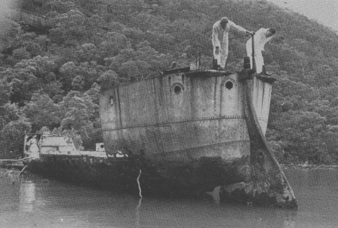 Commander G. Knox and Mr L. Lind examining the stern of "PARRAMATTA" prior to its removal in 1973 (photo: Naval Historical Society)