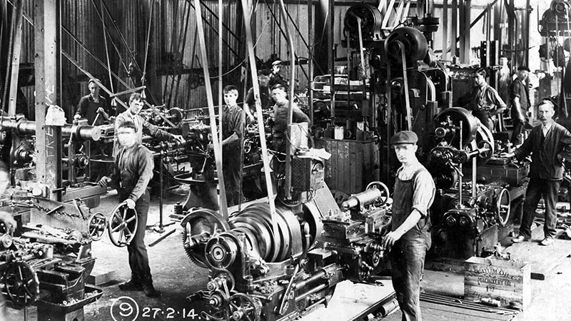 Black and white photo of workers in the dockyard, 1914