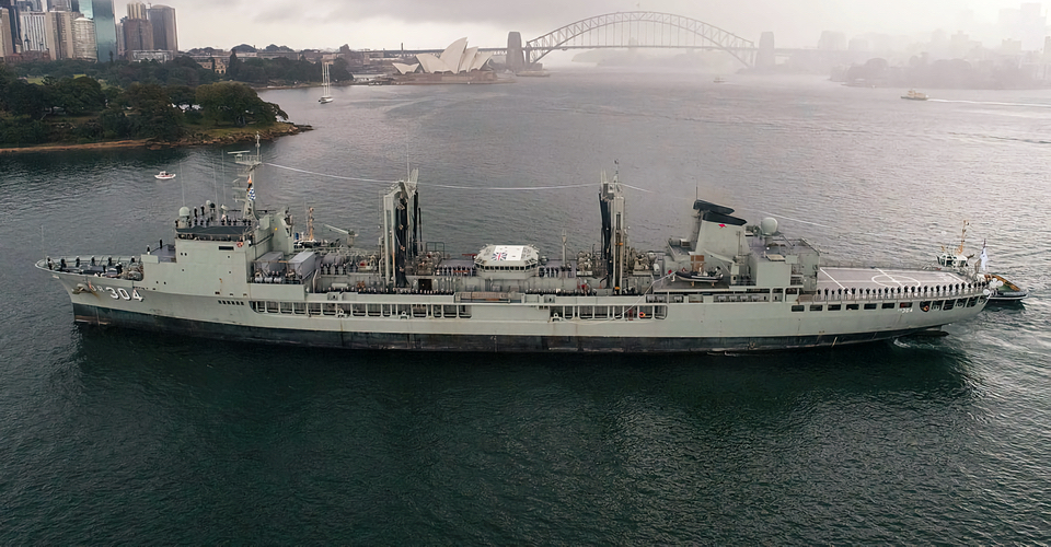 HMAS Success approaching Fleet Base East, Garden Island, Sydney for the final time.
